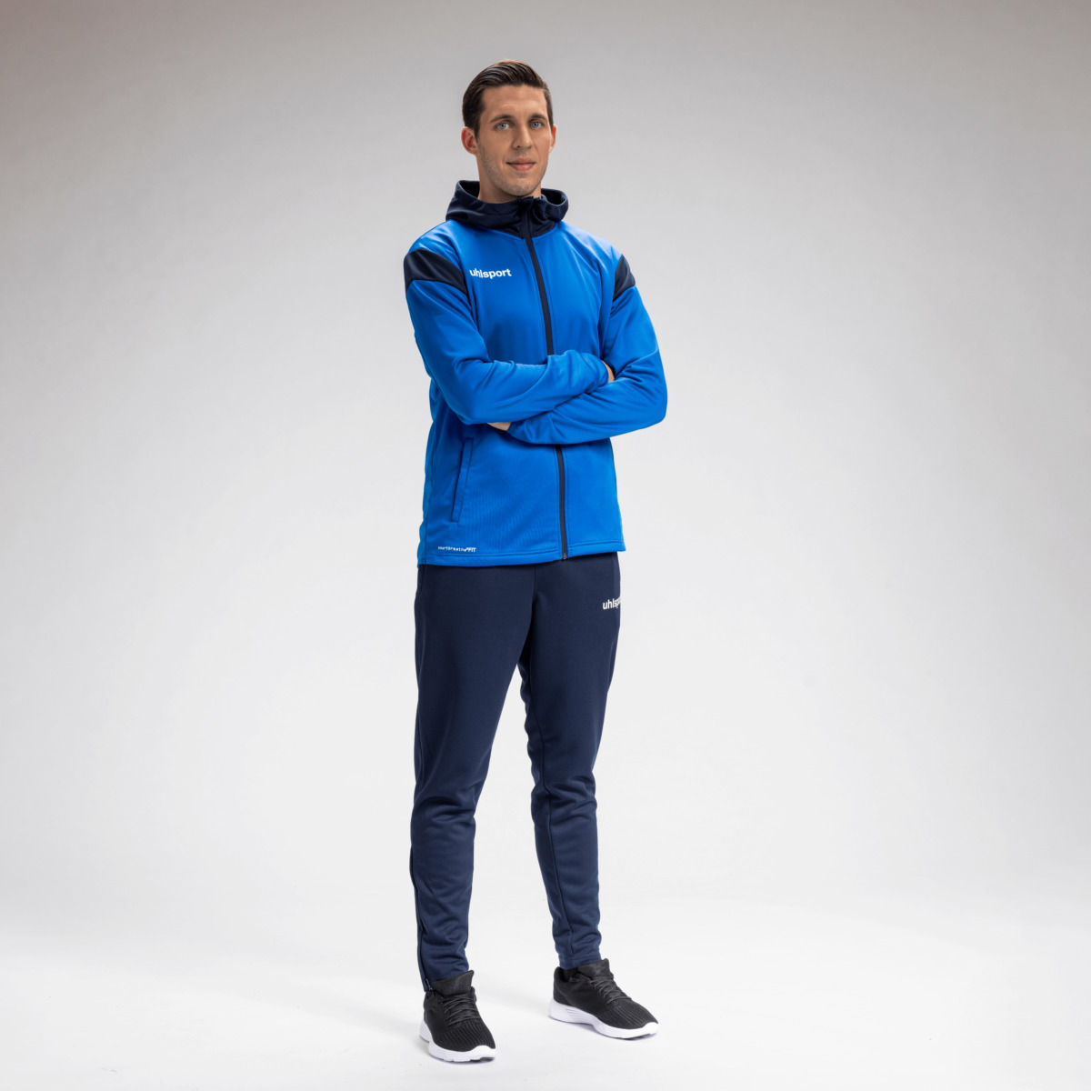 100225743_SQUAD-27-HOOD-JACKET_100529841_100369401_100841001_Matthias-Schmitz_02_pngEQFubGGIq9Lyy