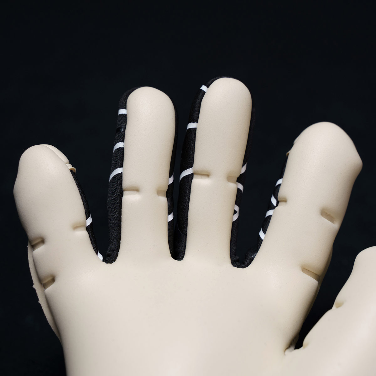 Nite Edition Absolutgrip SC #365 Torwarthandschuhe Nite Edition Absolutgrip SC #365 Torwarthandschuhe mit schwarzem Design und reflektierenden Akzenten