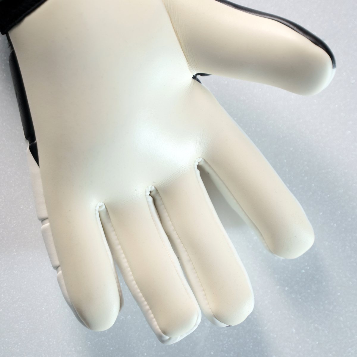 Retro Pro Zigzag Absolutgrip #336 Retro Pro Zigzag Absolutgrip #336 Torwarthandschuhe im auffälligen Zickzack-Retrodesign