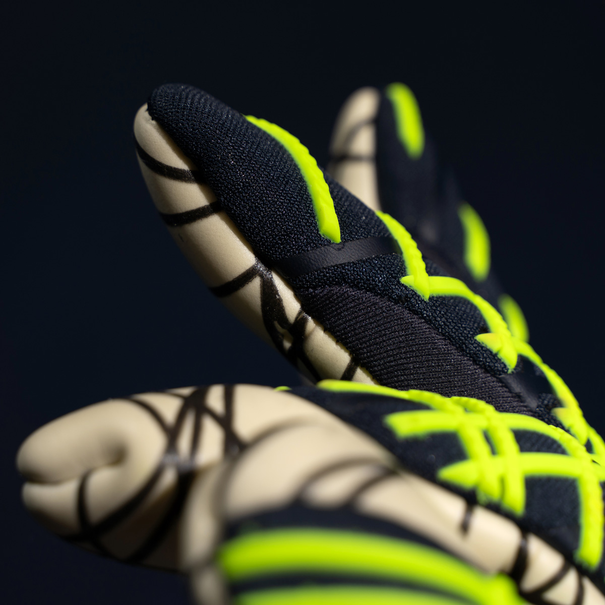 Prediction Ultragrip SC Torwarthandschuhe Prediction Ultragrip SC Torwarthandschuhe mit nahtlosem Seamless Cut für ein präzises Tragegefühl