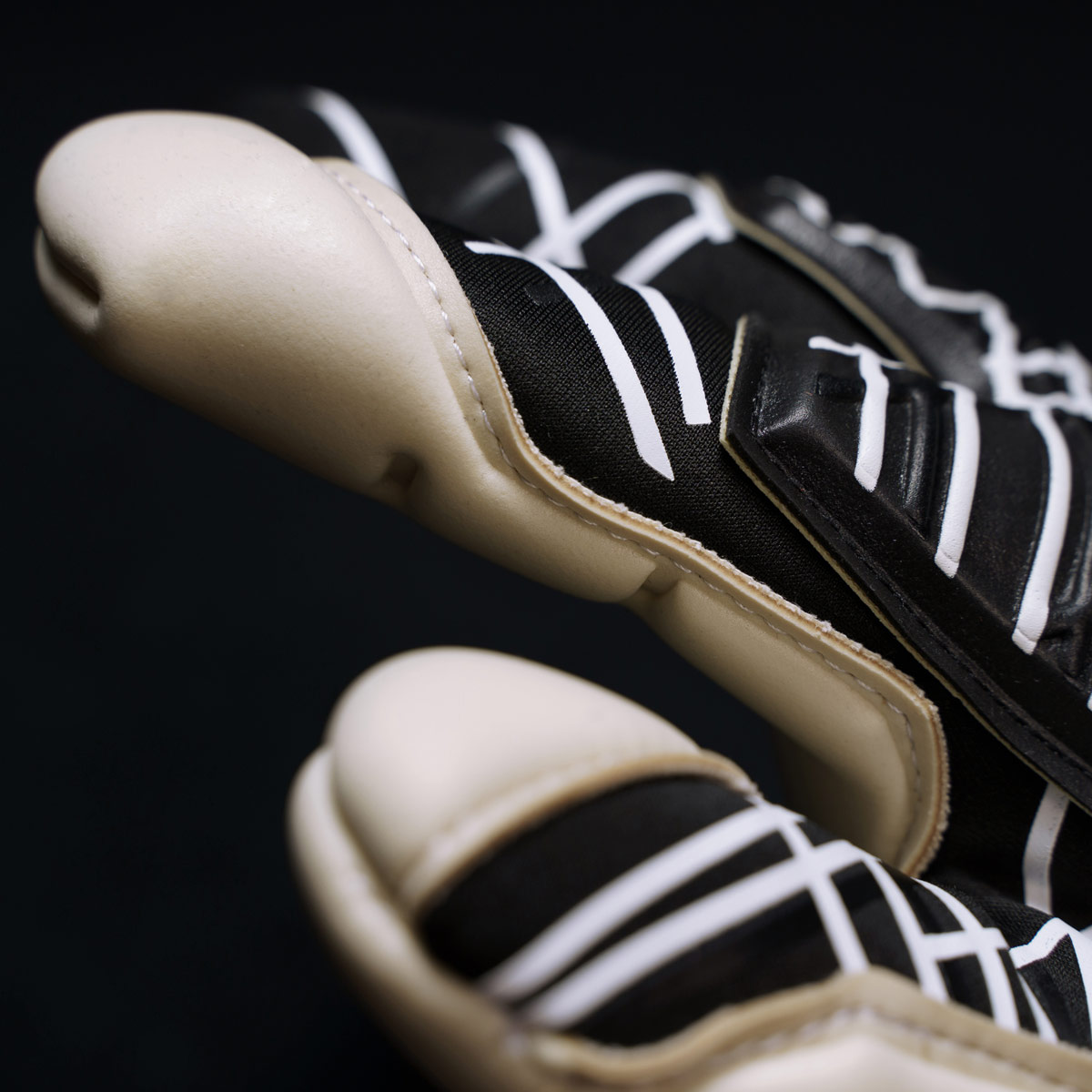 Nite Edition Absolutgrip SC #365 Torwarthandschuhe Nite Edition Absolutgrip SC #365 Torwarthandschuhe mit schwarzem Design und reflektierenden Akzenten