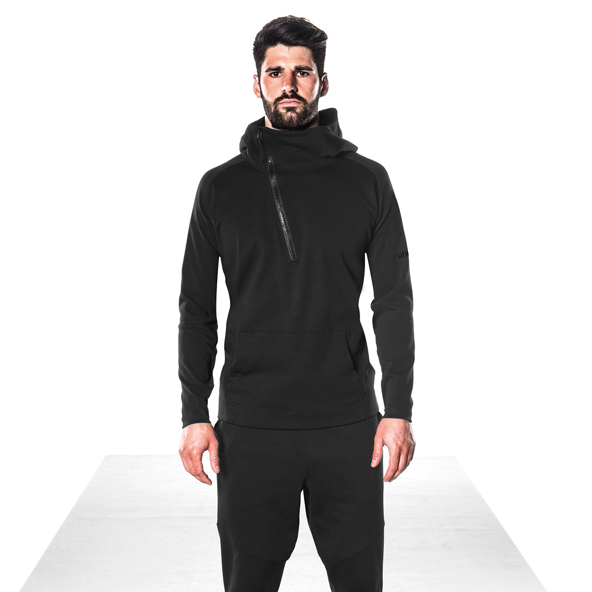ESSENTIAL PRO ZIP-HOODIE Black Worn