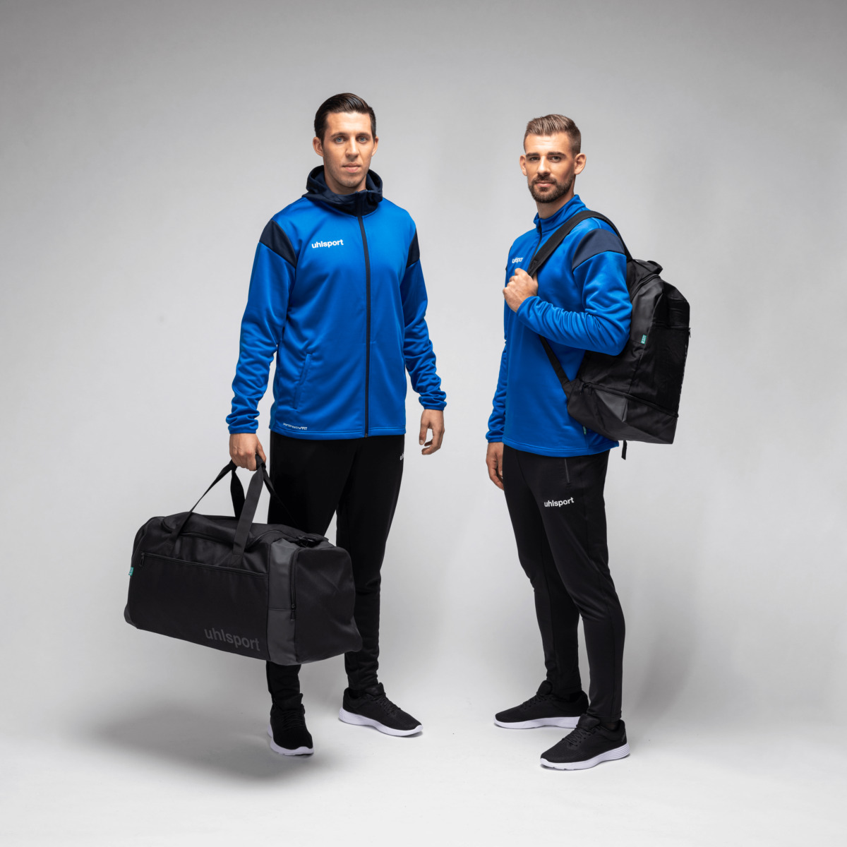 100225743_SQUAD27-TRACK-HOOD-JACKET_100225843_SQUAD27_ZIP-TOP_100428001_100428701_TASCHEN_01_pngoX296FiJjRhL9