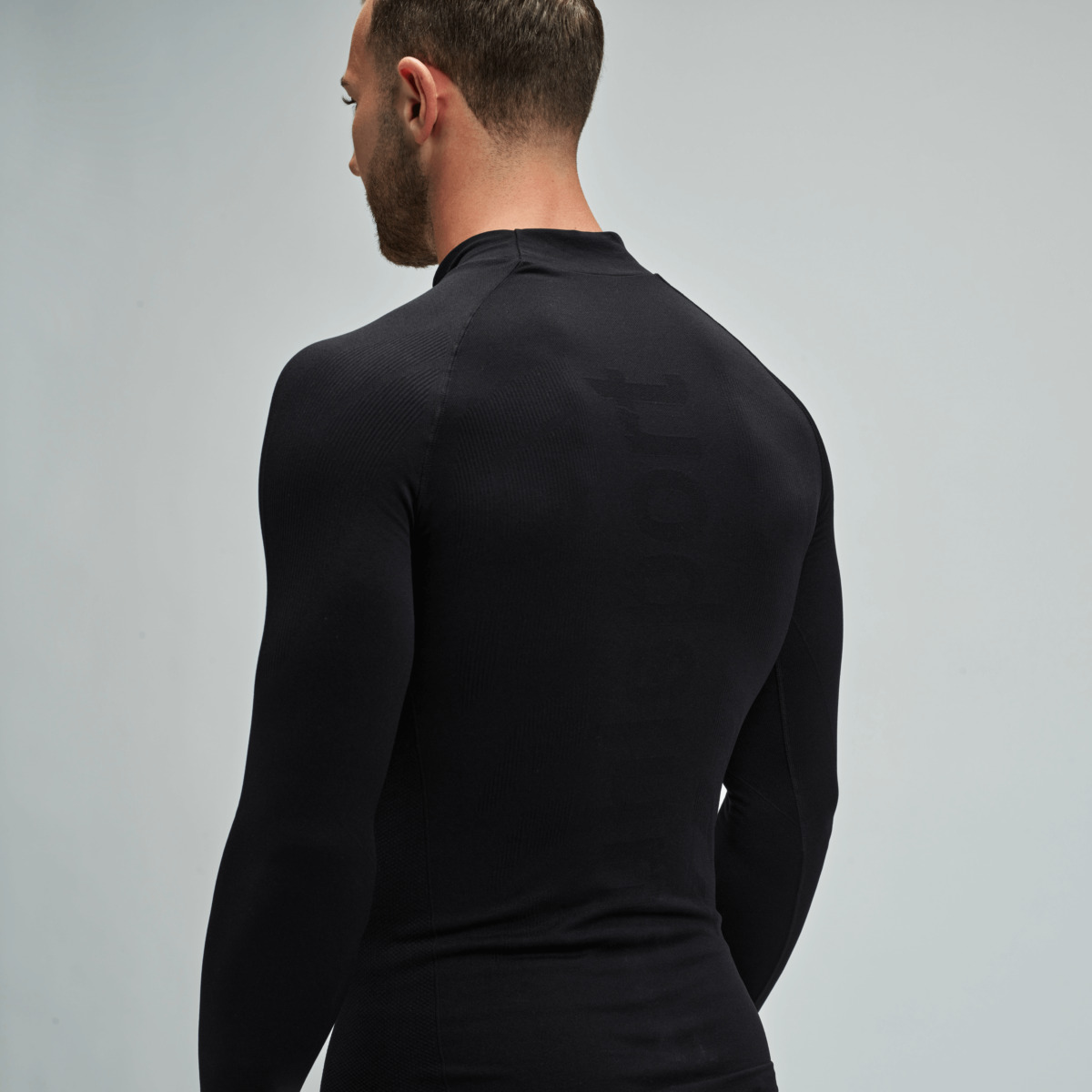 100226401_BASELAYER-TURTLENECK-PERFORMANCE-PRO_100226201_Henning-Schwenk_04_pngTtQyefzZ1rpLt detail.productImageAltText