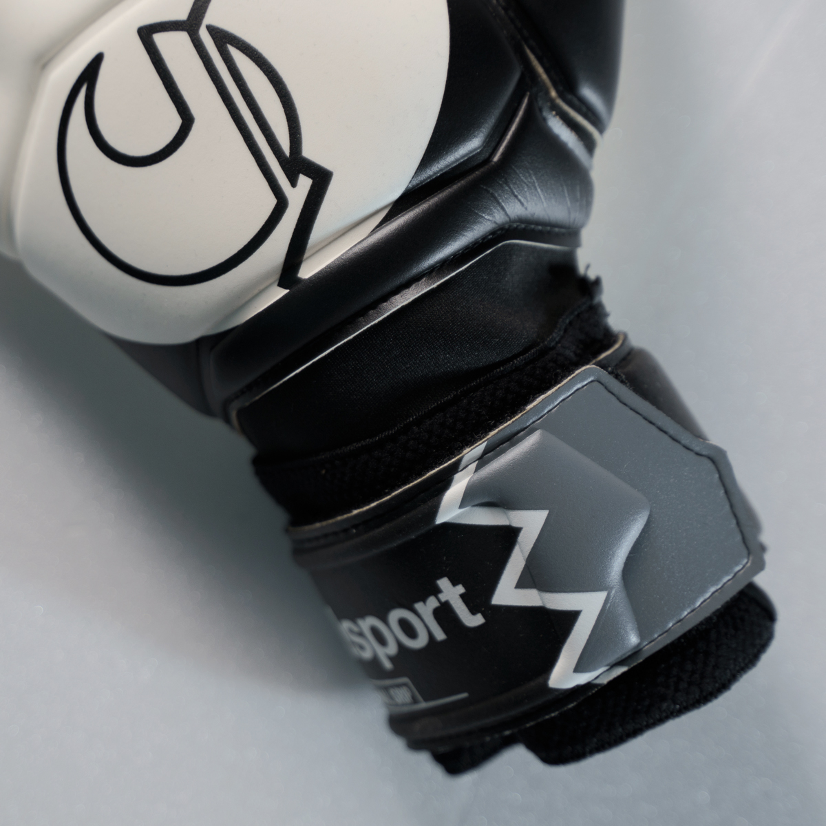 Retro Pro Zigzag Absolutgrip #336 Torwarthandschuhe im auffälligen Zickzack-Retrodesign