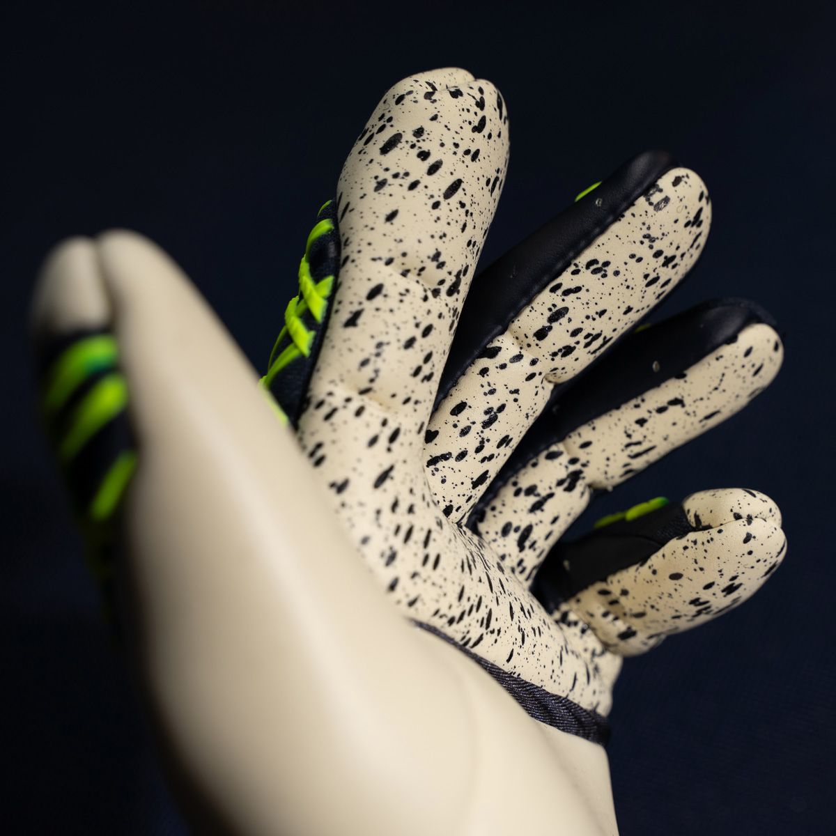 Prediction Flex HN Torwarthandschuhe Prediction Flex HN Torwarthandschuhe mit weichem Latexbelag für soliden Grip im Training und Spiel