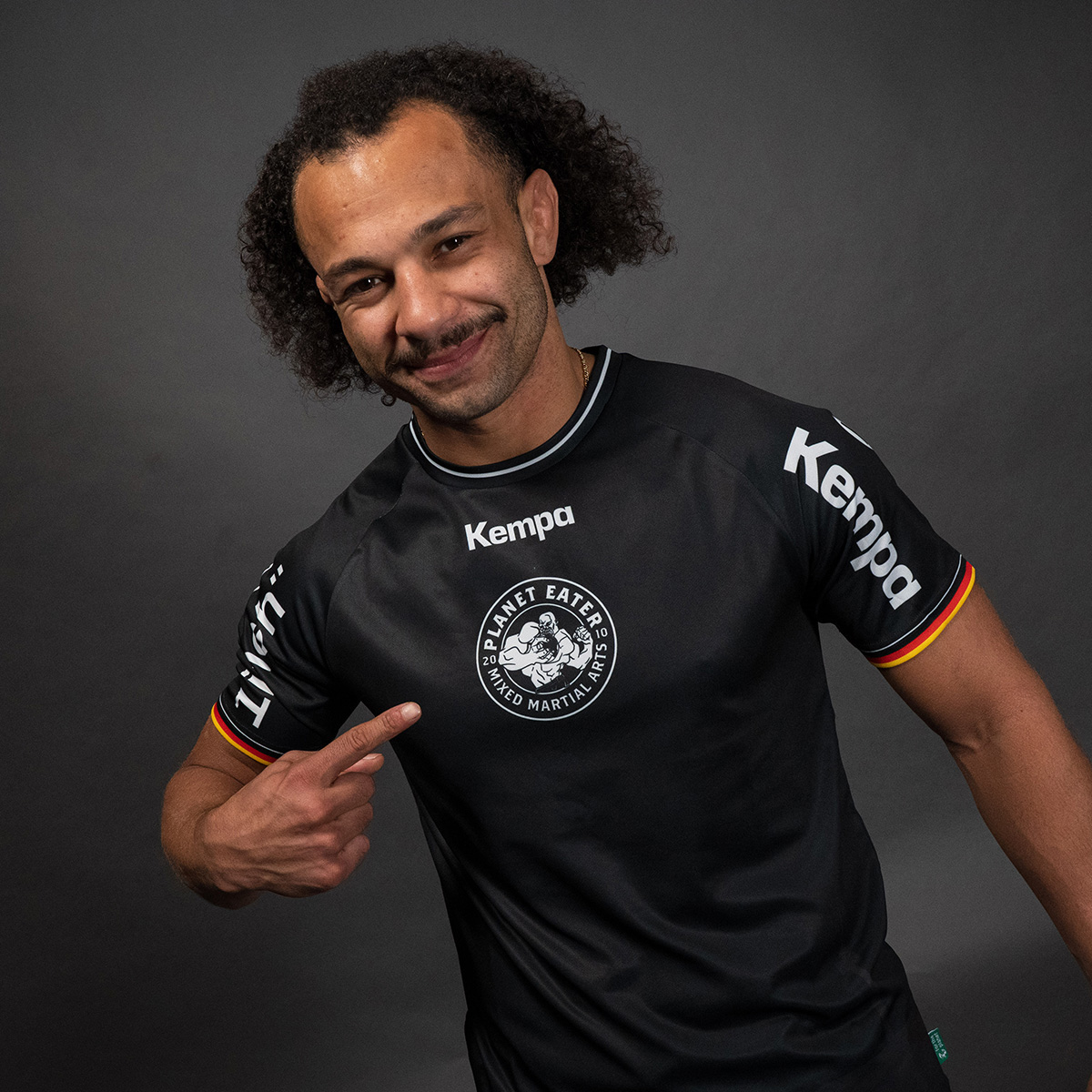 detail.productImageAltText