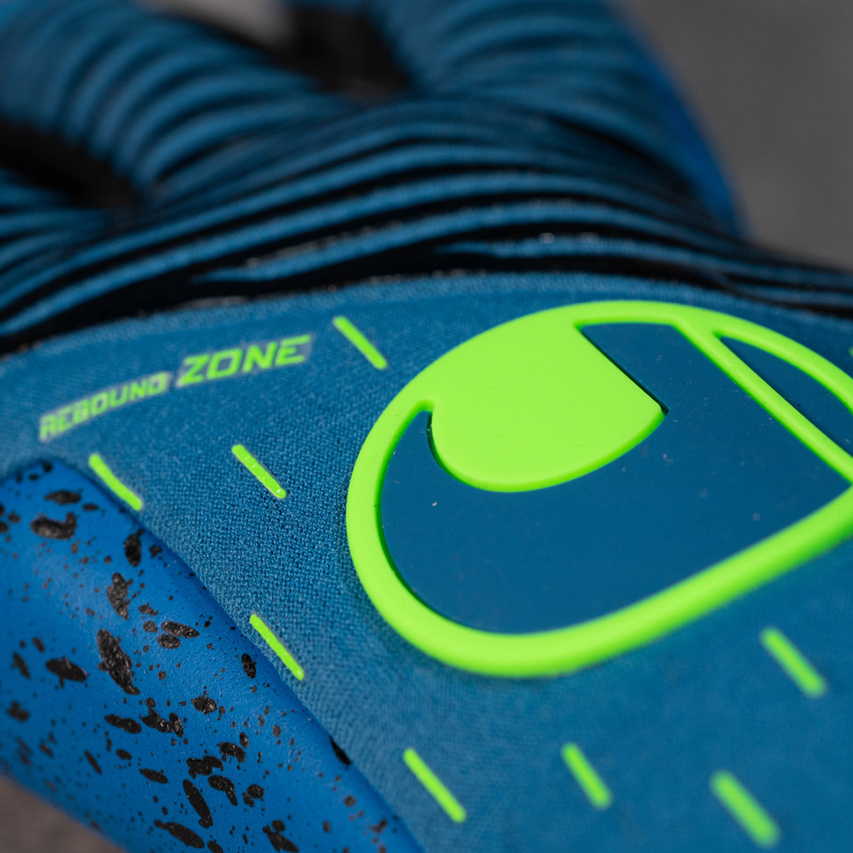 101127001_uhlsport-aquagrip-hn-goalkeeper-gloves_detail_backhand-logo