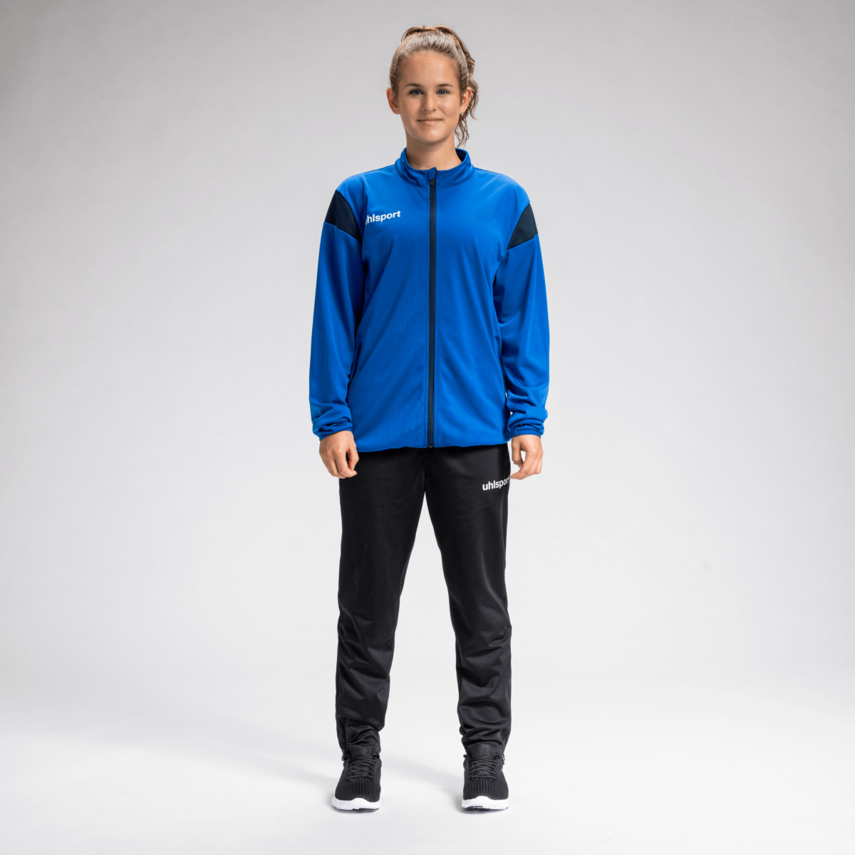 100225643_SQUAD27-CLASSIC-JACKET_100530401_100369401_100841001_Lena-Manz_02_png2UxA4uqC9IIlO