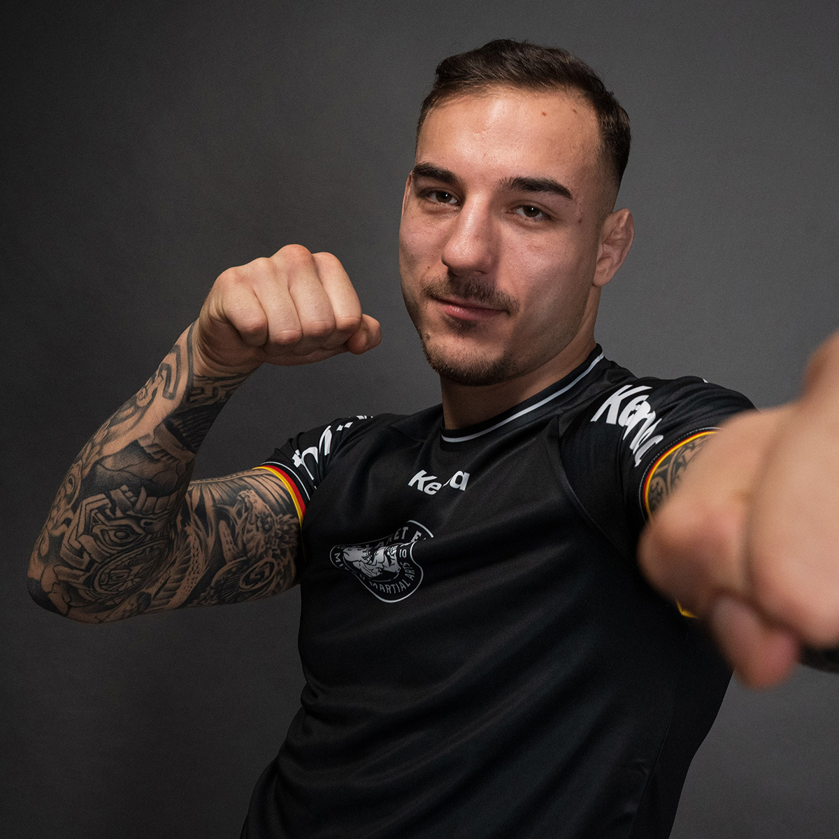 detail.productImageAltText