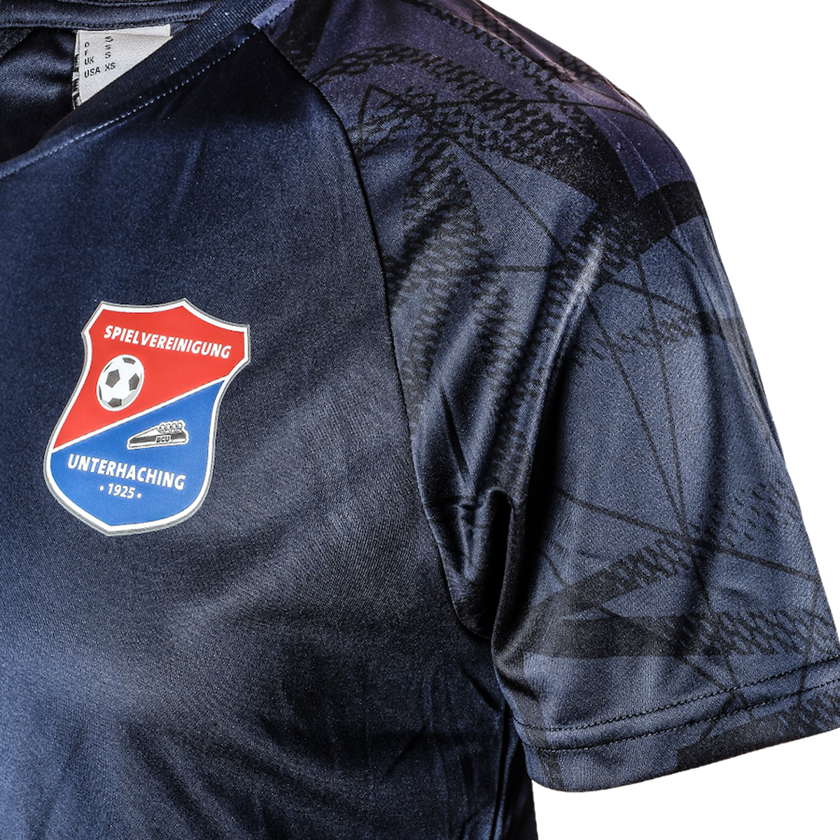 Unterhaching Auswärts 2023 24 Brust und Ärmel Ansicht