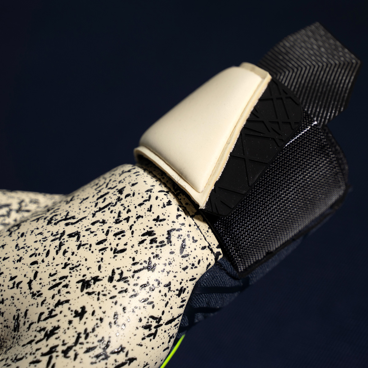 Prediction Supergrip+ Finger Surround Torwarthandschuhe Prediction Supergrip+ Finger Surround Torwarthandschuhe für professionelle Torhüter