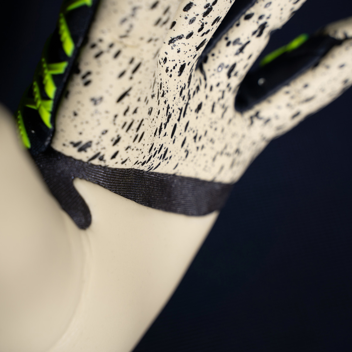 Prediction Flex HN Torwarthandschuhe Prediction Flex HN Torwarthandschuhe mit weichem Latexbelag für soliden Grip im Training und Spiel