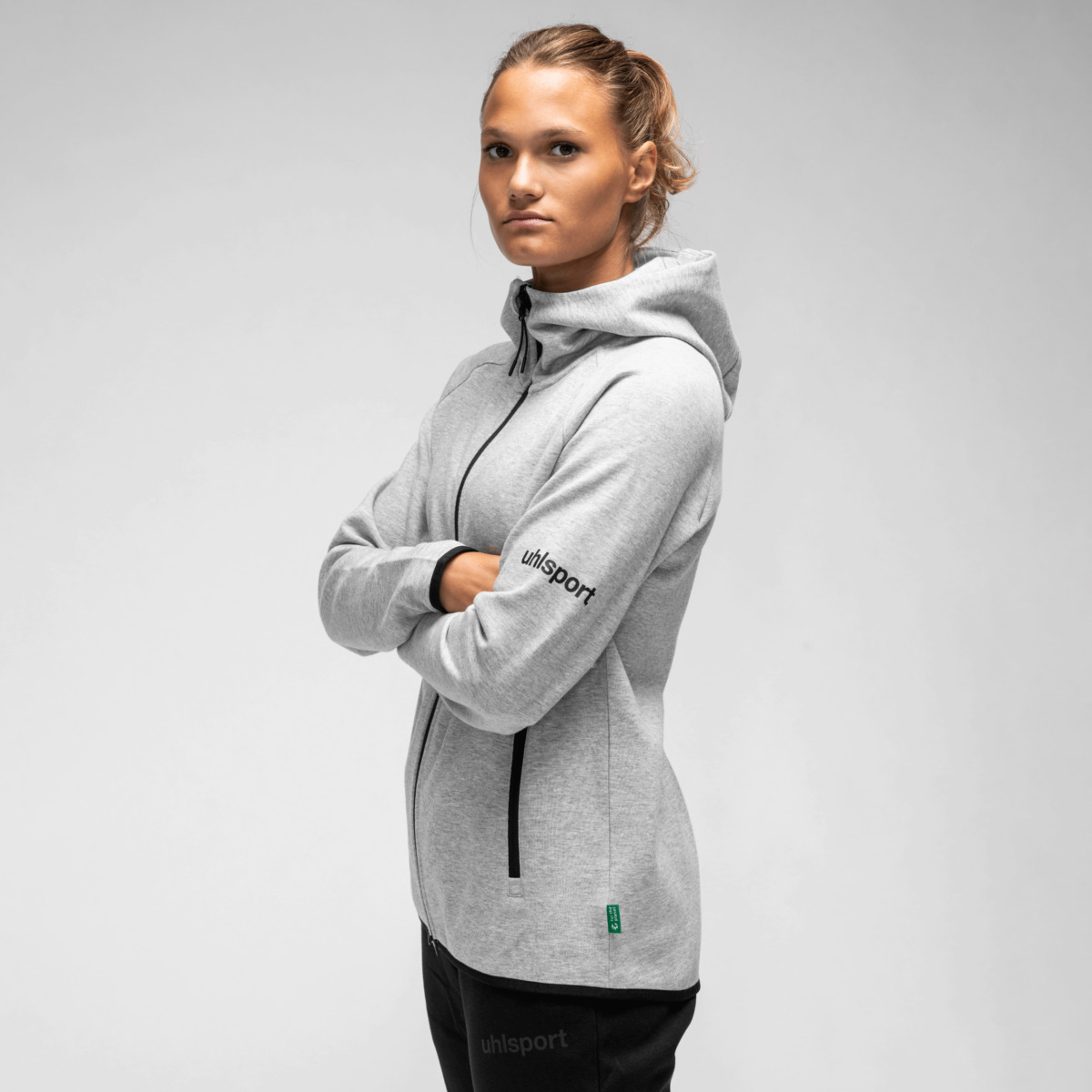 100528631_ID-HOOD-JACKET_100528801_100369401_100841001_Bianka-Waxmann_03_pngnmdjNoUOo6lSa