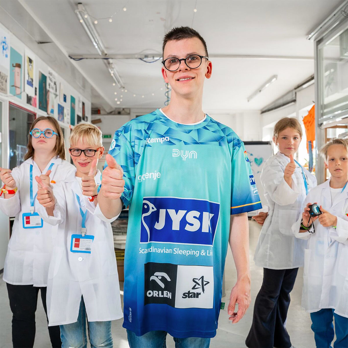 detail.productImageAltText